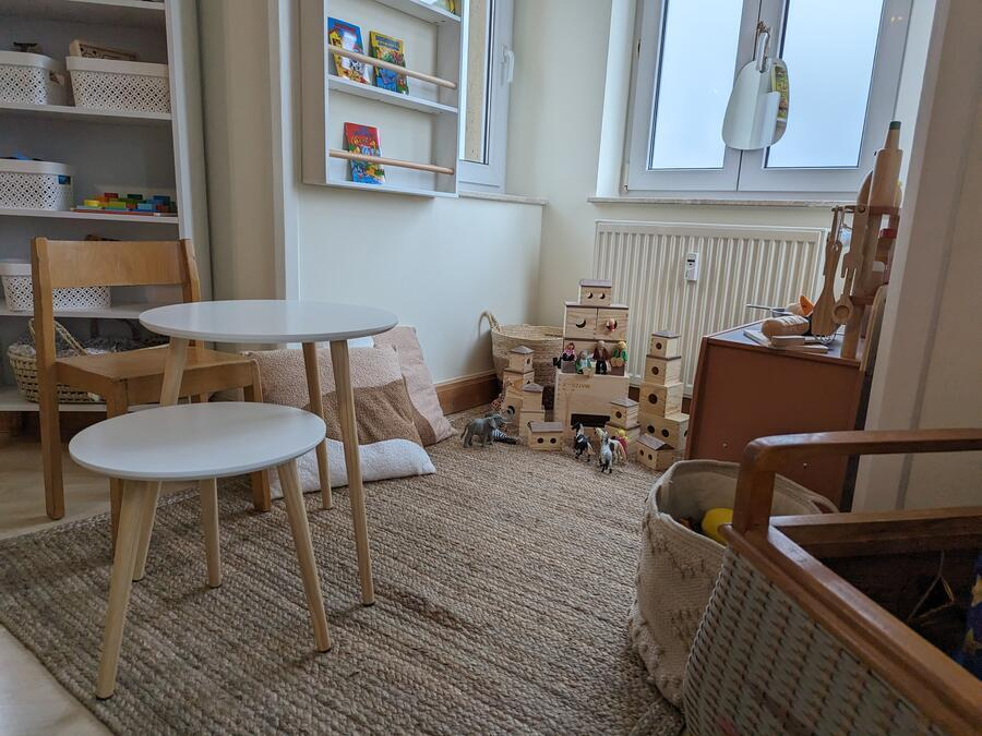 Eine Kinderspielecke mit Spielsachen.