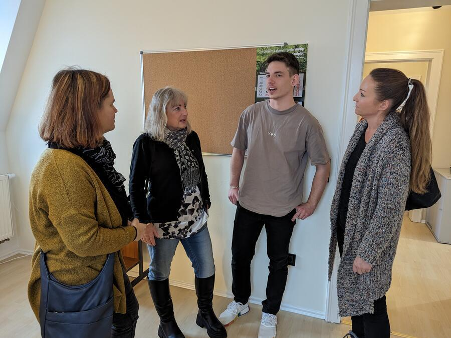 Eine Gruppe Frauen unterh&auml;lt sich mit einem Mann.