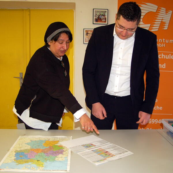 Bild vergr&ouml;&szlig;ern: Manuela Zahradnik, Leiterin von Core Momentum Voicepool GmbH, im Gespr�ch mit Landrat Thomas Hennig.