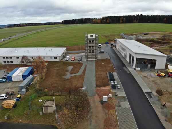 Bild vergr&ouml;&szlig;ern: Die Baustellenansicht vom Kompetenzzentrum im November 2023.