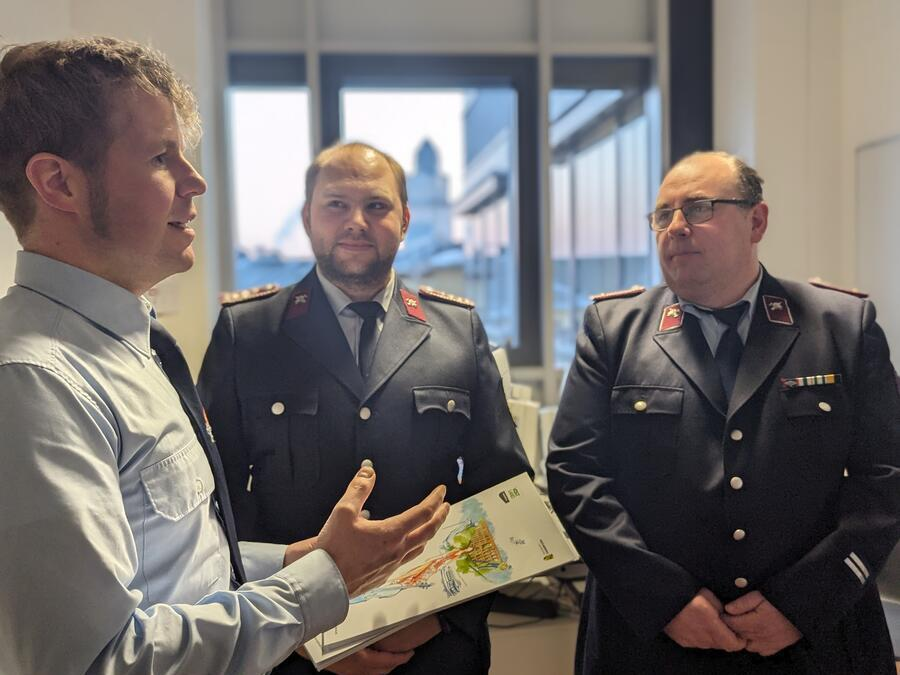 Kreisbrandmeister Gerd P&uuml;rzel erkl&auml;rt die Wichtigkeit der Position und dankt den neuen Zugf&uuml;hrern.