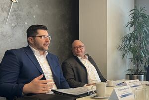 Bild vergr&ouml;&szlig;ern: Das Bild zeigt Landrat Thomas Hennig (links) und Karsten Kroll, den Pr&auml;sidenten der IHK Regionalkammer Plauen und Gesch&auml;ftsf&uuml;hrer der bauplanung Plauen.