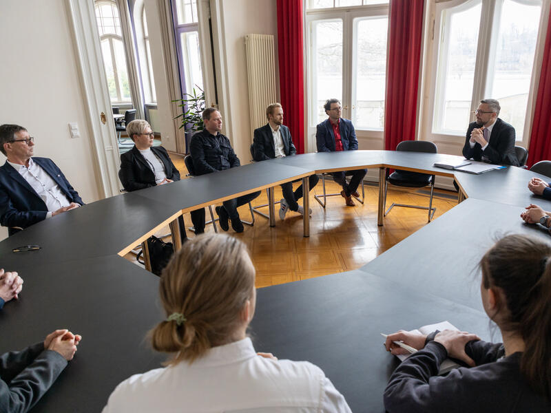 14 F&ouml;rdermittelbescheide wurden &uuml;bergeben.