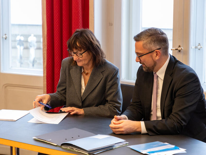 Wirtschaftsf&ouml;rderin Marion P&auml;&szlig;ler nimmt den Bescheid entgegen.