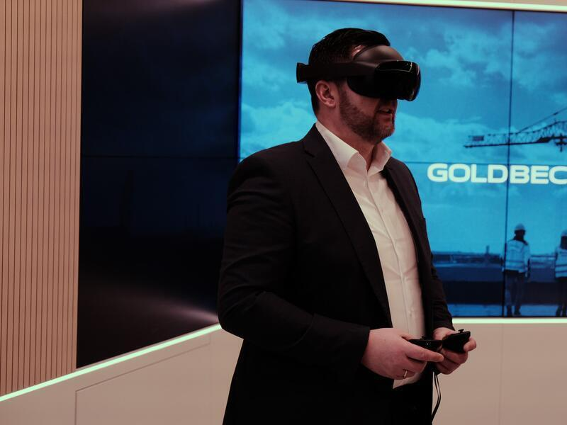 Virtuelle Realit&auml;t - Landrat Thomas Hennig probiert es aus.