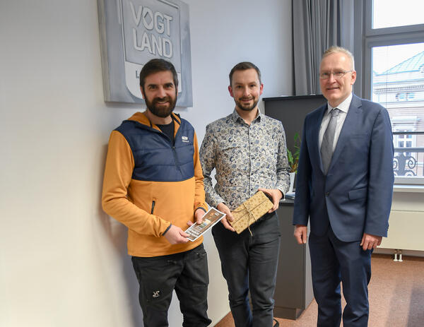 Bild vergr&ouml;&szlig;ern: David Gebauer (Mitte) ist der gl&uuml;ckliche Hauptgewinner des Vogtlandkreis-Adventskalenders.