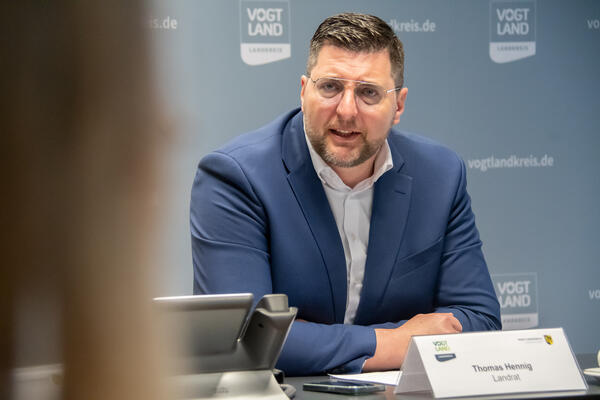 Bild vergr&ouml;&szlig;ern: Landrat Thomas Hennig stellte Ergebnisse seines 10-Punkte-Programms vor.