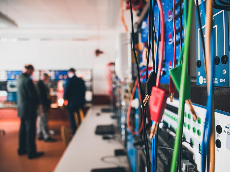 Kabel h&auml;ngen an einer Werkbank.