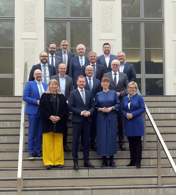 Bild vergr&ouml;&szlig;ern: Auf dem Campus der Forstschule Bad Reiboldsgr�n stellte sich das Kabinett der S�chsischen Staatsregierung den Fotografen.