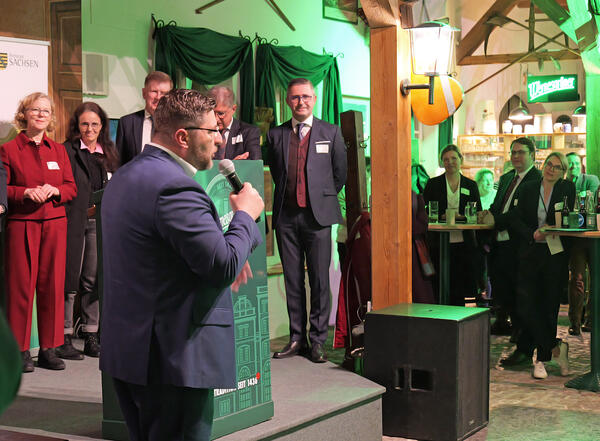 Bild vergr&ouml;&szlig;ern: Im Brauereigutshof in Wernesgr�n kam es zu herzlichen Gespr�chen zwischen den Kabinettsmitgliedern und Vogtl�nderinnen und Vogtl�ndern.