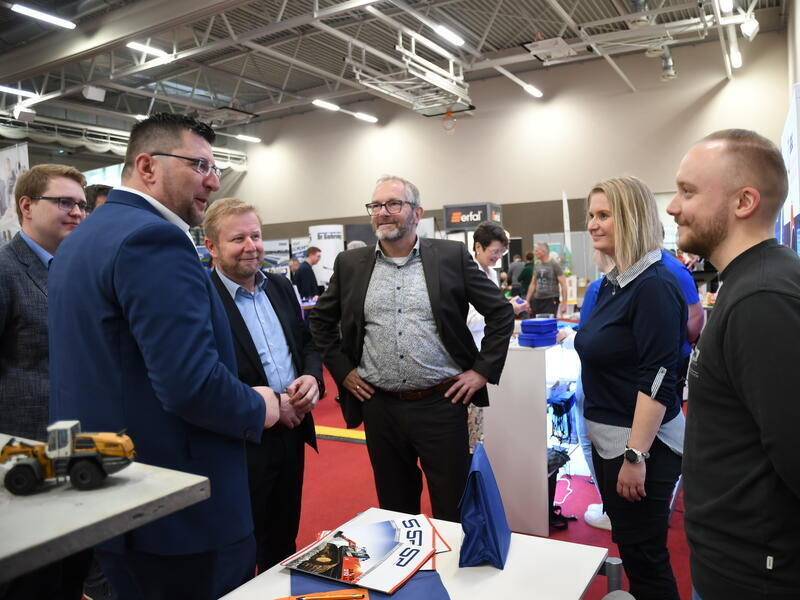 Der Landrat hat die Messe er&ouml;ffnet.