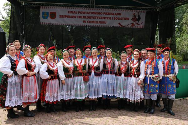 Bild vergr&ouml;&szlig;ern: Die polnische Folklore-Gruppe &raquo;Morawica&laquo; aus dem Partnerlandkreis Kielce sorgt zur Er&ouml;ffnung f&uuml;r Unterhaltung.