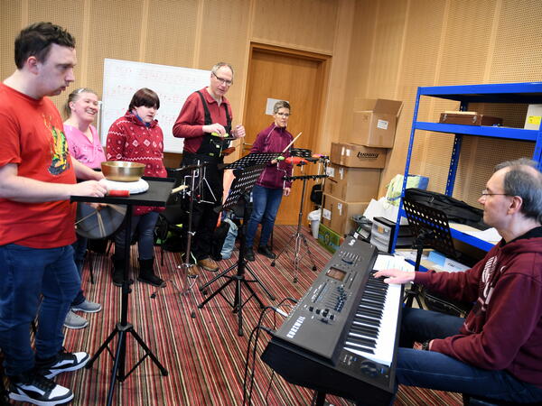 Bild vergr&ouml;&szlig;ern: Dominik, Sandra, Denise, Karsten und Mandy mit ihrem Band-Coach Frank Oertel (rechts).