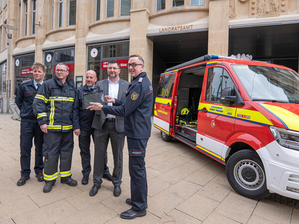 Bild vergr&ouml;&szlig;ern: v.l.n.r.: Gerd P&uuml;rzel (Kreisbrandmeister), Mitarbeiter der Freiwilligen Feuerwehr Treuen, Landrat Thomas Hennig und Daniel L&ouml;wenhagen (Leiter Gesch&auml;ftsstelle Kreisfeuerwehrverband)