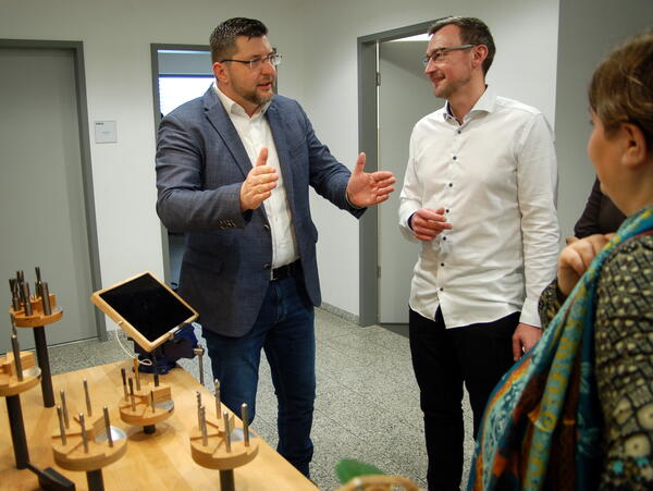 Bild vergr&ouml;&szlig;ern: Landrat Thomas Hennig im Gespr�ch mit G�hring-Werkleiter Ren� Ziehr.