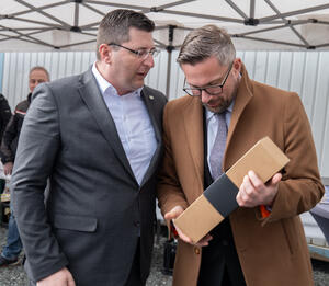 Bild vergr&ouml;&szlig;ern: Landrat &uuml;bergibt Pr&auml;sent an Wirtschaftsminister