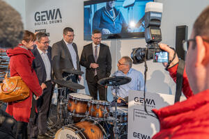 Bild vergr&ouml;&szlig;ern: Voll im Takt: Fachleute der Gewa demonstrierten die modernsten Entwicklungen im Instrumentenbau: hier bei den Schlagzeugen.