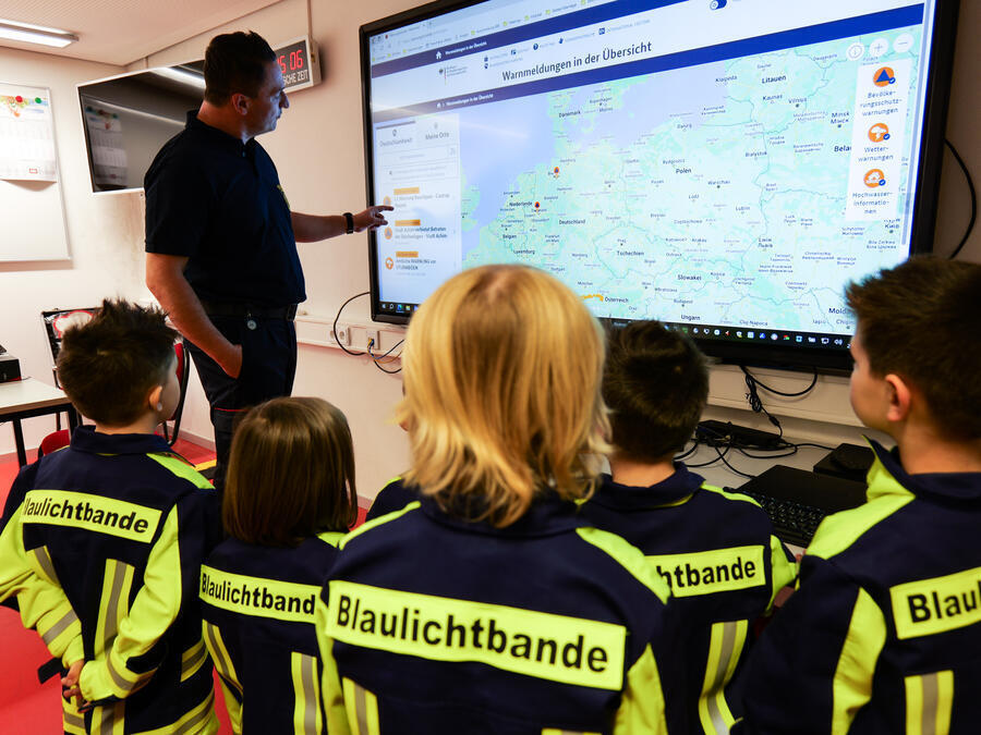 Thomas Schlosser hat den Kindern die wichtigsten Funktionen erkl&auml;rt.