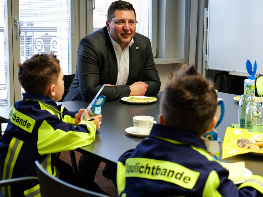Landrat Thomas Hennig hat die Kinder zu Pl&auml;tzchen, Kakao und Saft eingeladen.