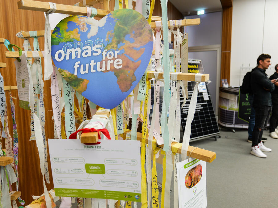 Omas for Future haben mit einer Kunstaktion darauf hingewiesen, wie einfach sich im Alltag die Umwelt schonen l&auml;sst.