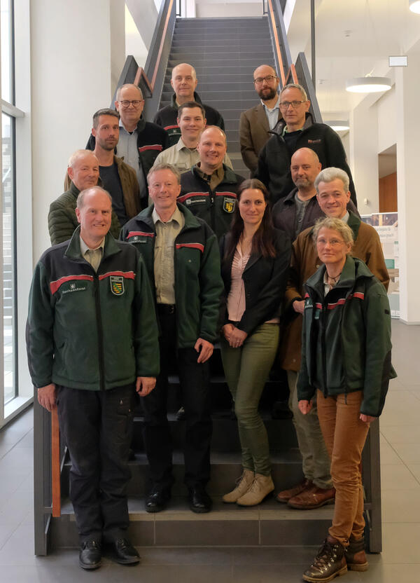 Bild vergr&ouml;&szlig;ern: Der regionale Krisenstab �Waldsch�den im Vogtland� mit Landesforstpr�sident und Gesch�ftsf�hrer von Sachsenforst Utz Hempfling (vorn links).