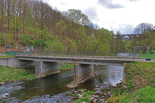 Bild vergr&ouml;&szlig;ern: Blick auf die alte Barthm&uuml;hlenbr&uuml;cke.