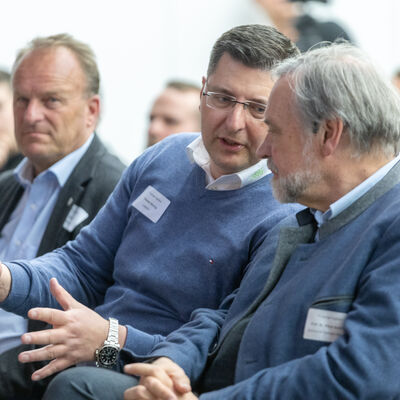 Bild vergr&ouml;&szlig;ern: Landrat Thomas Hennig im Gespr&auml;ch mit Prof. Dr. Klaus Schilling vom Zentrum f&uuml;r Telematik in W&uuml;rzburg
