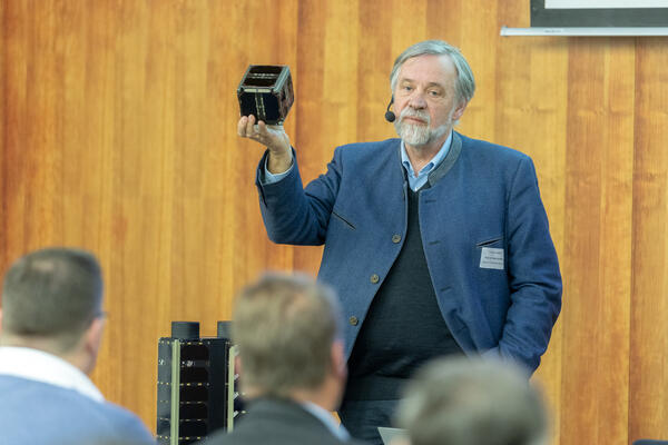 Bild vergr&ouml;&szlig;ern: Vortrag �ber das Nano-Satelliten System TOM (Telematics earth Observation Mission)
