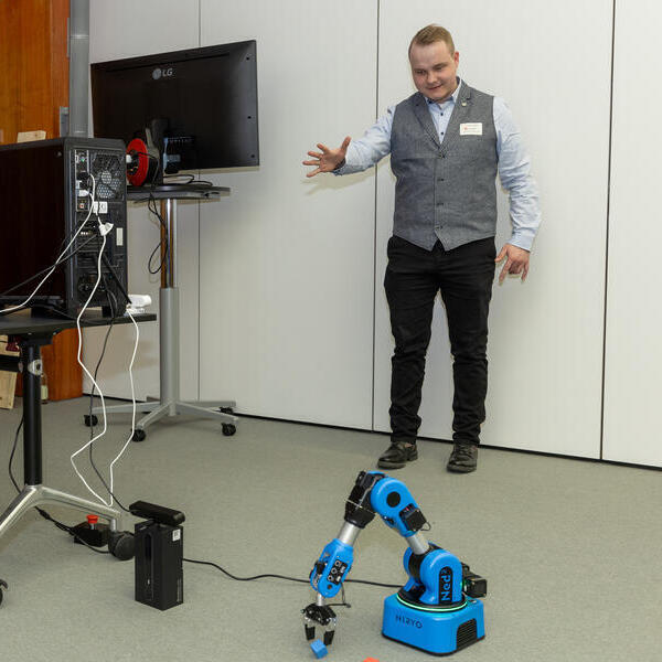 Bild vergr&ouml;&szlig;ern: Ein Roboterarm erkennt &uuml;ber eine Kamera die Bewegung einer Person analysiert diese und gibt sie wieder.