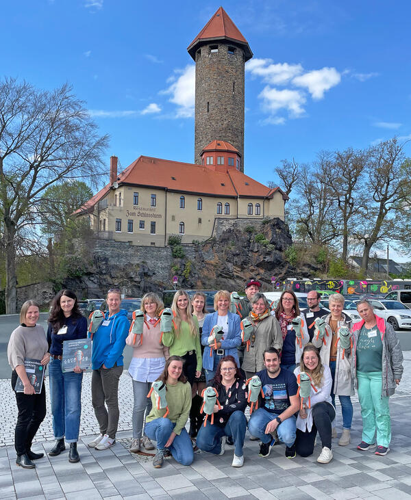 Bild vergr&ouml;&szlig;ern: Abschlussfoto der Teilnehmenden am 1. Fortbildungstag von &raquo;Eigenst&auml;ndig werden&laquo; am 23.April 2024 in Auerbach mit Kerstin Schnepel (SLfG/links) und Silke M&uuml;ller (Gesundheitsamt Vogtlandkreis, 2.v.l.))