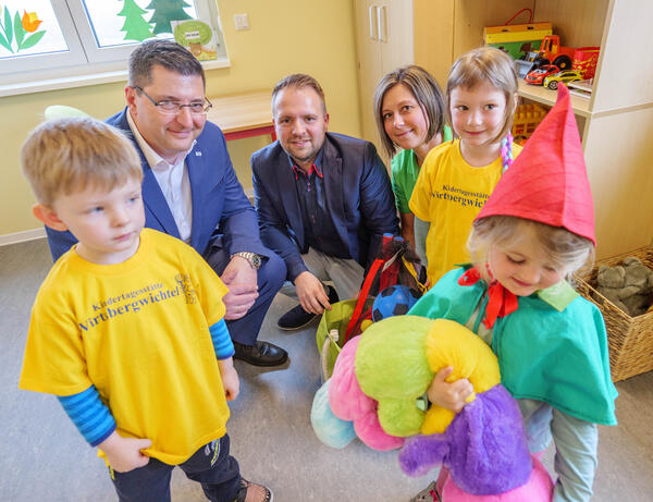 Bild vergr&ouml;&szlig;ern: Das Bild zeigt den Landrat, Erzieher und Kinder einer Gruppe