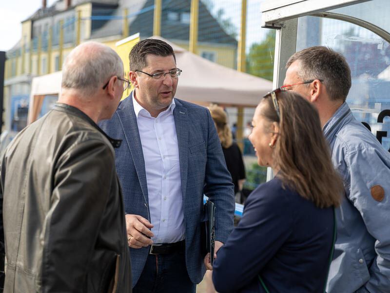 Landrat Thomas Hennig im Gespr&auml;ch mit anderen Zuschauern.