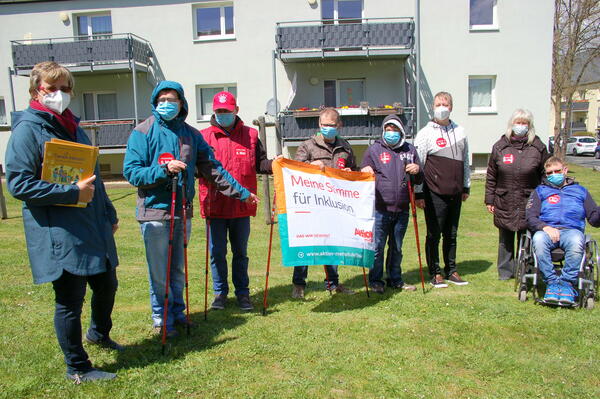 Bild vergr&ouml;&szlig;ern: Anl&auml;sslich des Protesttages f&uuml;r Menschen mit Behinderung am 5. Mai wanderten drei kleine Gruppen von ihrer Wohnst&auml;tte aus zur Falknerei Herrmann.