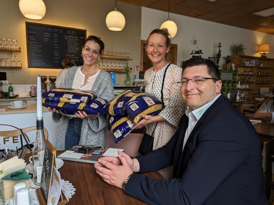 Landrat Thomas Hennig und Christel-Knoll-Gesch&auml;ftsf&uuml;hrer Thomas Fritzlar haben dem Caf&eacute; eine Nudelspende &uuml;bergeben.