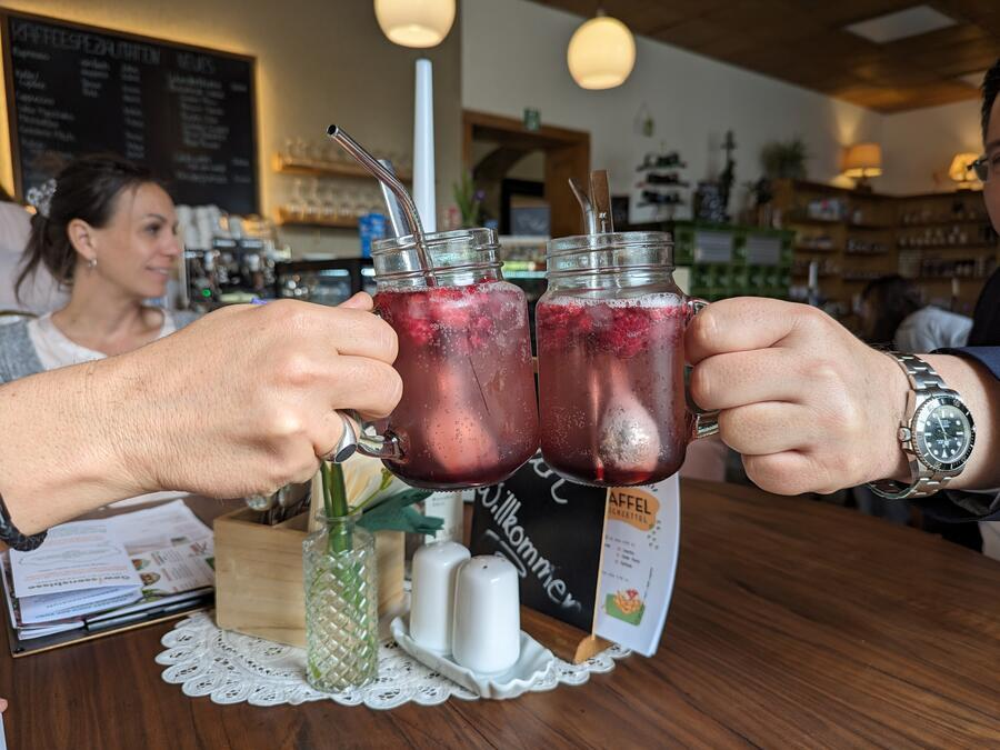 Zwei gut gef&uuml;llte Gl&auml;ser mit Limonade.