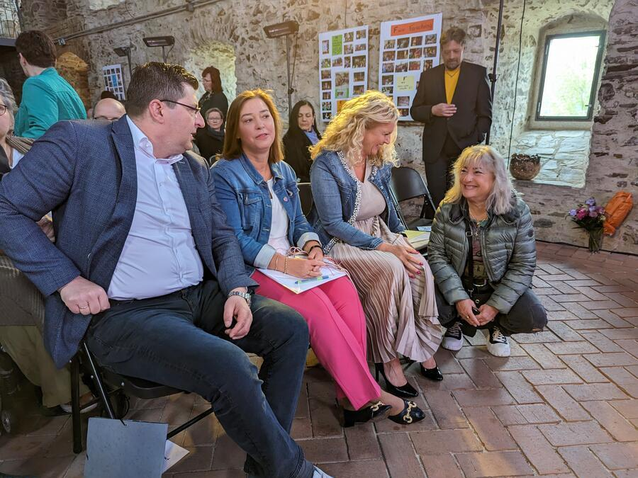 Landrat Thomas Hennig, Bundestagsvizepr&auml;sidentin Yvonne Magwas, Silke Fischer, Leiterin der Stabsstelle Kultur und  Gleichstellungsbeauftragte Anett Gr&auml;f waren vor Ort und haben pers&ouml;nlich gratuliert.