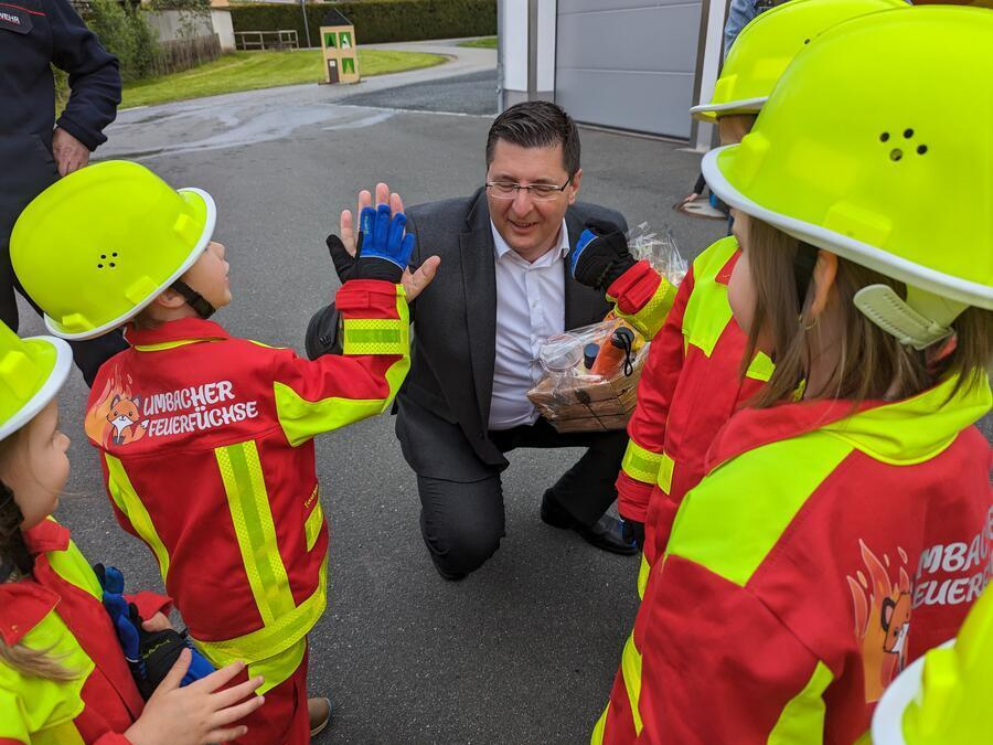 Landrat Thomas Hennig schl&auml;gt mit einem Kind ein.