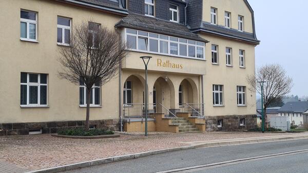 Bild vergr&ouml;&szlig;ern: Im Foto handelt es sich um eine &ouml;ffentliche Einrichtung im Auerbacher Ortsteil Rebesgr&uuml;n mit Sitz des Ortsvorstehers, Ortschaftsrat, Versammlungsraum, Vereinssitz, Wahllokal. Vor einigen Jahren wurde eine neue Treppe nicht barrierefrei angebaut.