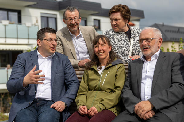 Bild vergr&ouml;&szlig;ern: Landrat Thomas Hennig zu Besuch im Mehrgenerationentreff Lengenfeld.