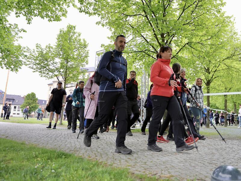 Eine Gruppe Wanderer. Einige haben St&ouml;cke dabei.