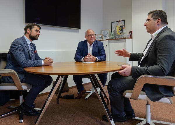 Bild vergr&ouml;&szlig;ern: Max Jankowsky, Karsten Kroll und Landrat Thomas Hennig (v.l.n.r) im Gespr&auml;ch.