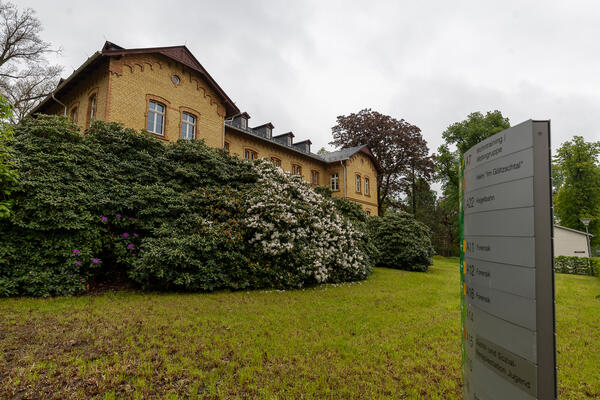 Bild vergr&ouml;&szlig;ern: Geb�ude S�chsisches Krankenhaus Rodewisch