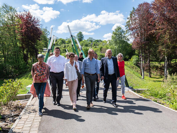 Bild vergr&ouml;&szlig;ern: Gemeinsam mit dem s&auml;chsischen Umweltminister Wolfram G&uuml;nther , den Stadtoberh&auml;uptern Kerstin Sch&ouml;niger aus Rodewisch und Jens Scharff aus Auerbach erkundete Landrat Thomas Hennig das k&uuml;nftige LaGa-Gel&auml;nde.