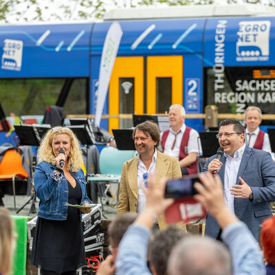 Bild vergr&ouml;&szlig;ern: Landrat Thomas Hennig mit Silke Fischer und Christoph Kopp im Gespr&auml;ch beim Musikwinkelfest in Gunzen