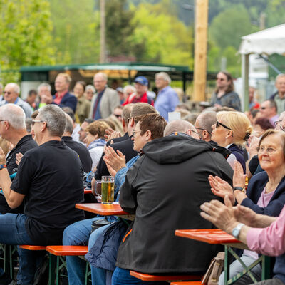 Bild vergr&ouml;&szlig;ern: Viele Besucher geben Applaus beim Musikwinkelfest am Haltepunkt in Gunzen