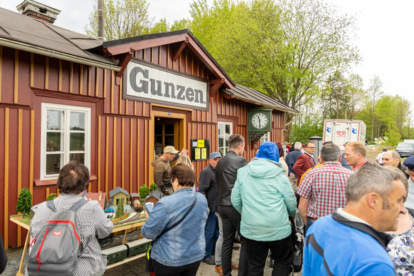 Bild vergr&ouml;&szlig;ern: Viele Besucher schauen sich das Bahnhofsgeb�ude am Haltepunkt in Gunzen an