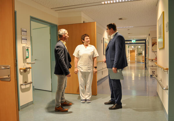 Bild vergr&ouml;&szlig;ern: Landrat Thomas Hennig im Gespr&auml;ch mit Stationsleiterin Marlies Fuchs (mitte) und B&uuml;rgermeister Rico Schmidt (links).