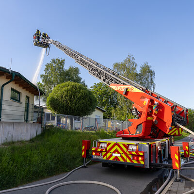 Bild vergr&ouml;&szlig;ern: Die Drehleiter der Feuerwehr aus Auerbach im Einsatz