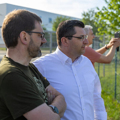 Bild vergr&ouml;&szlig;ern: Landrat Thomas Hennig im Gespr&auml;ch mit dem B&uuml;rgermeister Andreas Gruner