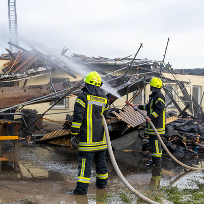 Bild vergr&ouml;&szlig;ern: Feuerwehrkameraden l&ouml;schen das Feuer